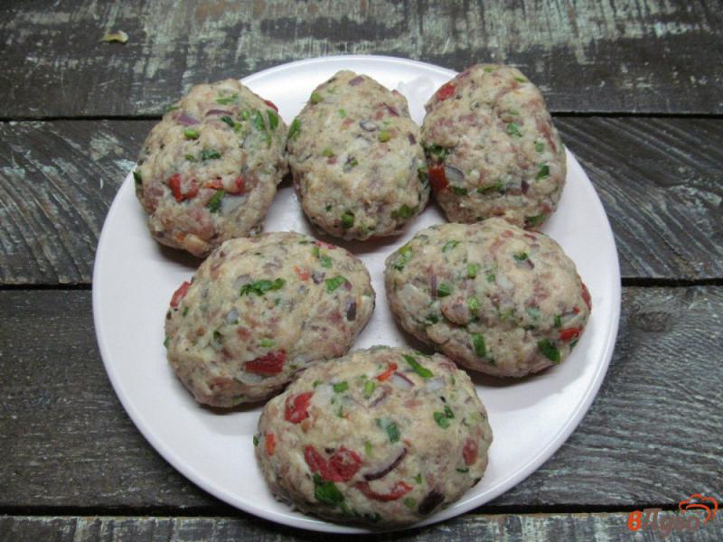 Фото приготовление рецепта: Котлеты из говядины с помидором и кинзой шаг №4