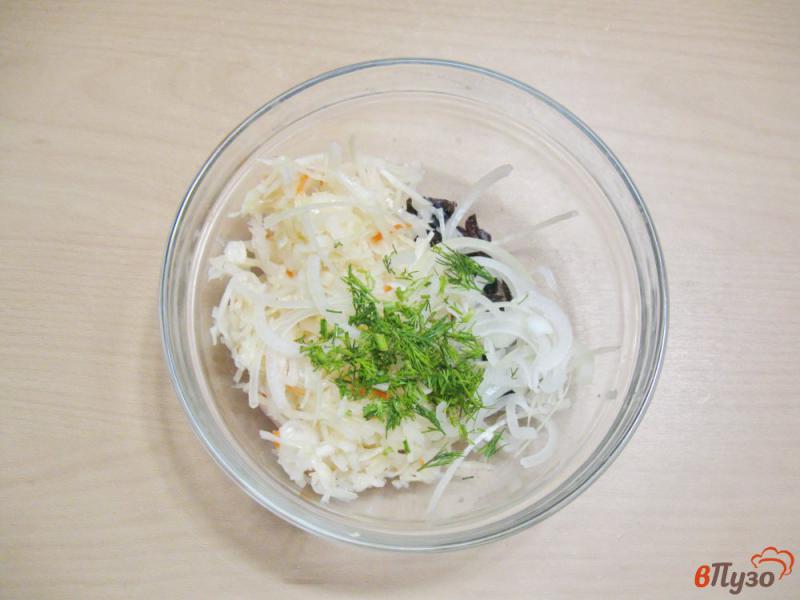 Фото приготовление рецепта: Салат из квашеной капусты с черносливом шаг №4