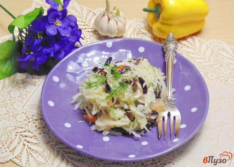 Фото приготовление рецепта: Салат из квашеной капусты с черносливом шаг №7