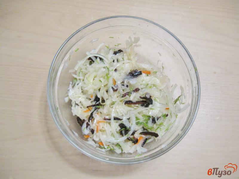 Фото приготовление рецепта: Салат из квашеной капусты с черносливом шаг №6