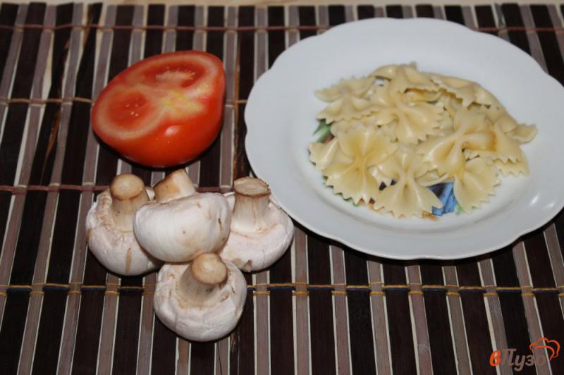 Фото приготовление рецепта: Салат с фарфалле, помидорами и грибами шаг №1
