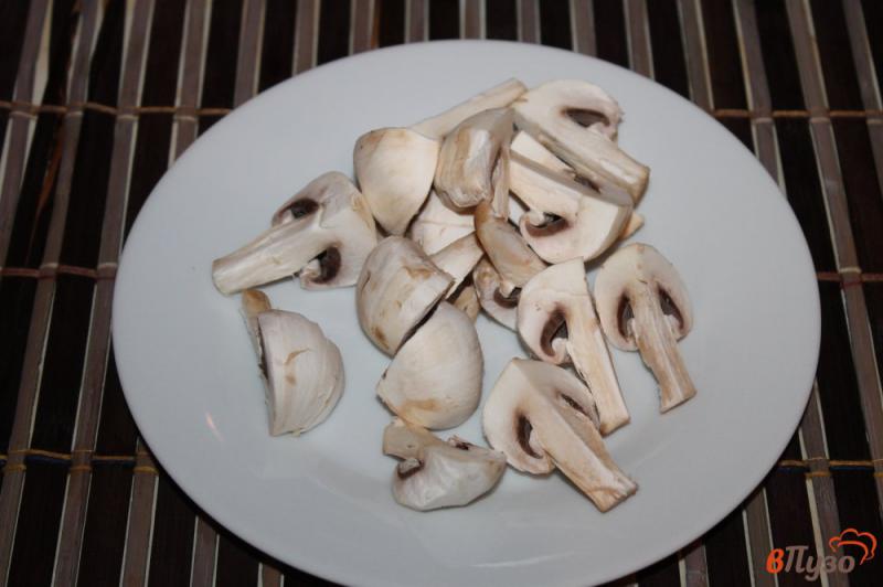 Фото приготовление рецепта: Салат с фарфалле, помидорами и грибами шаг №2