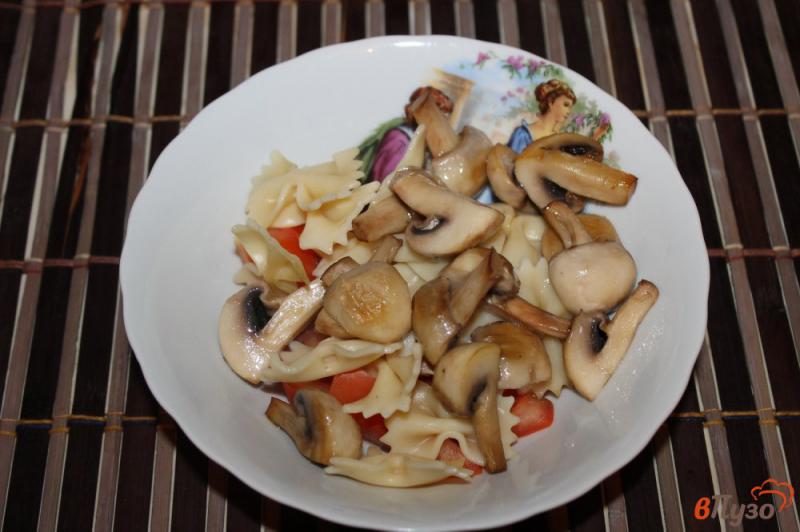 Фото приготовление рецепта: Салат с фарфалле, помидорами и грибами шаг №4
