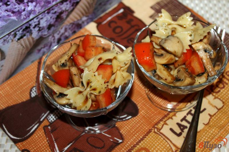 Фото приготовление рецепта: Салат с фарфалле, помидорами и грибами шаг №7