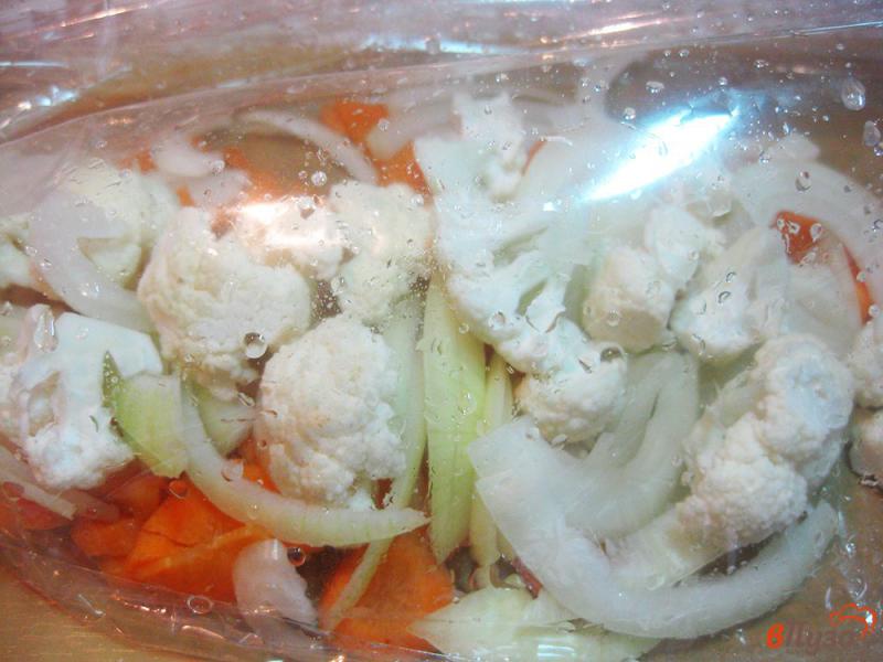 Фото приготовление рецепта: Скумбрия запеченная с овощами шаг №7
