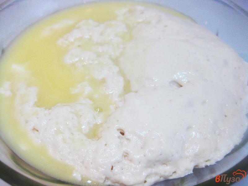 Фото приготовление рецепта: Рогалики дрожжевые без сахара с кунжутом шаг №2