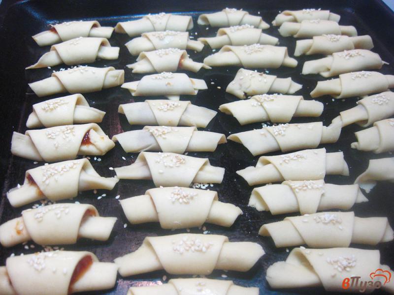 Фото приготовление рецепта: Рогалики дрожжевые без сахара с кунжутом шаг №10