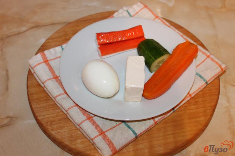 Фото приготовление рецепта: Салат с крабовыми палочками и свежим огурцом шаг №1