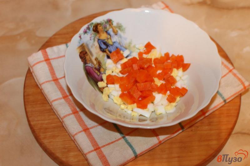 Фото приготовление рецепта: Салат с крабовыми палочками и свежим огурцом шаг №2