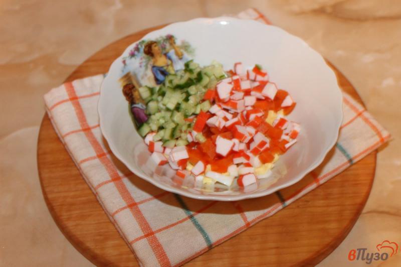 Фото приготовление рецепта: Салат с крабовыми палочками и свежим огурцом шаг №3