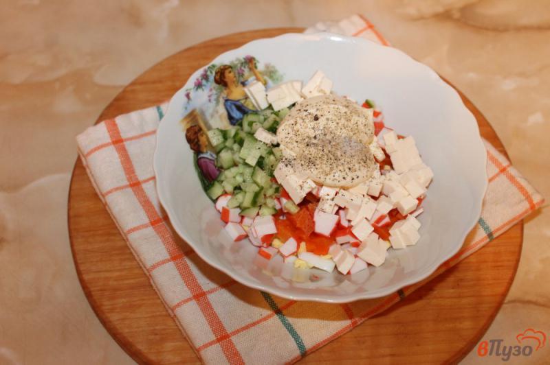 Фото приготовление рецепта: Салат с крабовыми палочками и свежим огурцом шаг №4