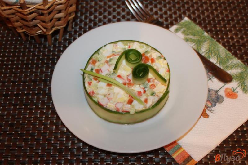 Фото приготовление рецепта: Салат с крабовыми палочками и свежим огурцом шаг №6