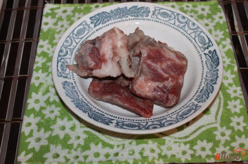 Фото приготовление рецепта: Свиные ребра жареные с травами и грибами шаг №1