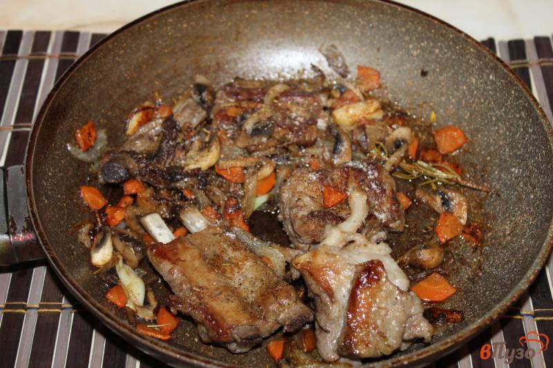 Фото приготовление рецепта: Свиные ребра жареные с травами и грибами шаг №5