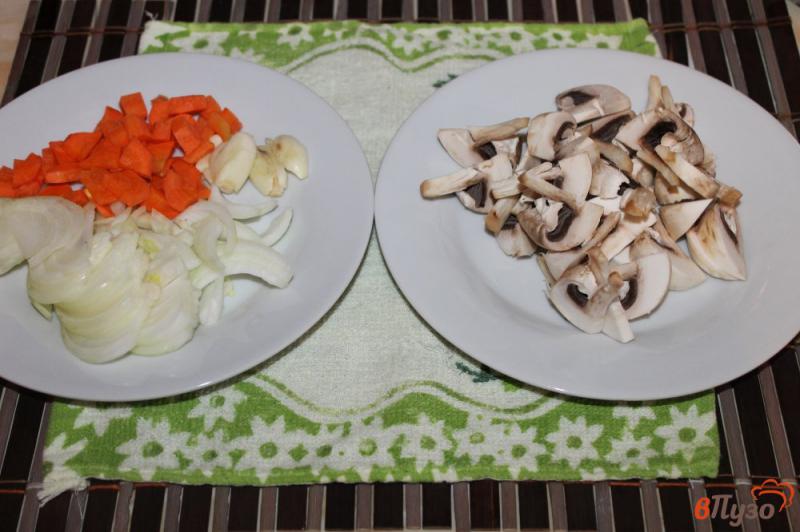 Фото приготовление рецепта: Свиные ребра жареные с травами и грибами шаг №2