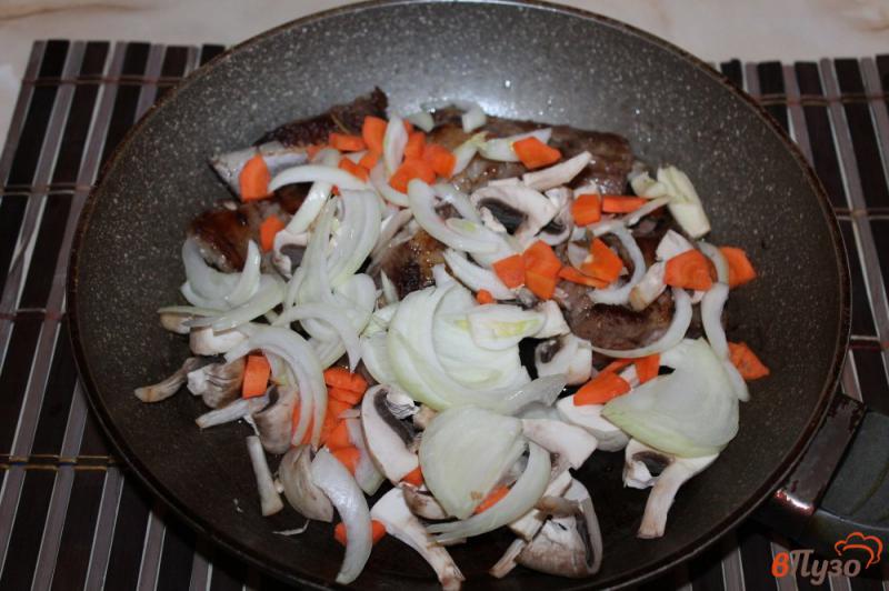 Фото приготовление рецепта: Свиные ребра жареные с травами и грибами шаг №4