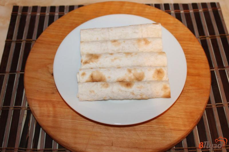 Фото приготовление рецепта: Рулетики из лаваша с ветчиной и сыром на завтрак шаг №3