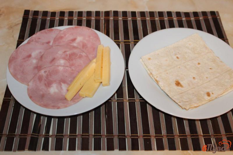Фото приготовление рецепта: Рулетики из лаваша с ветчиной и сыром на завтрак шаг №1