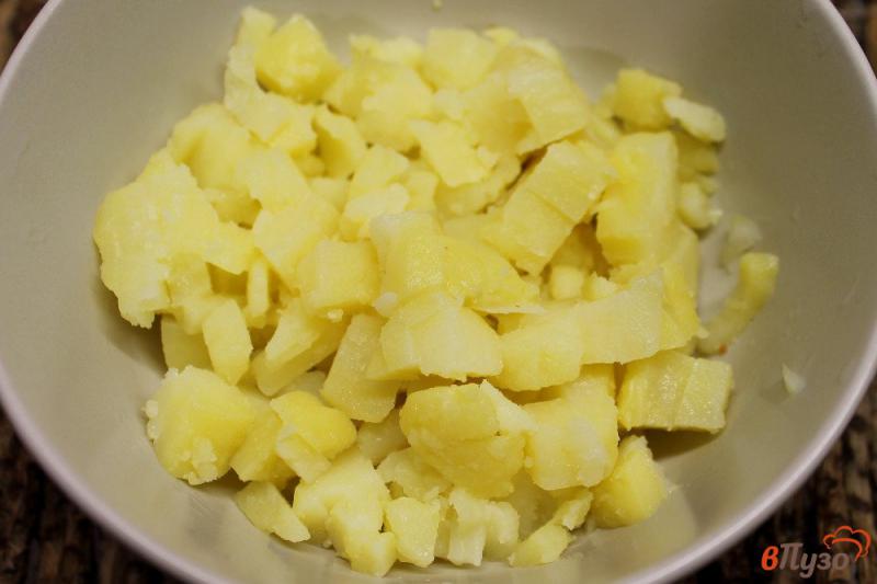 Фото приготовление рецепта: Салат из печеной форели с картофелем и яйцом шаг №2