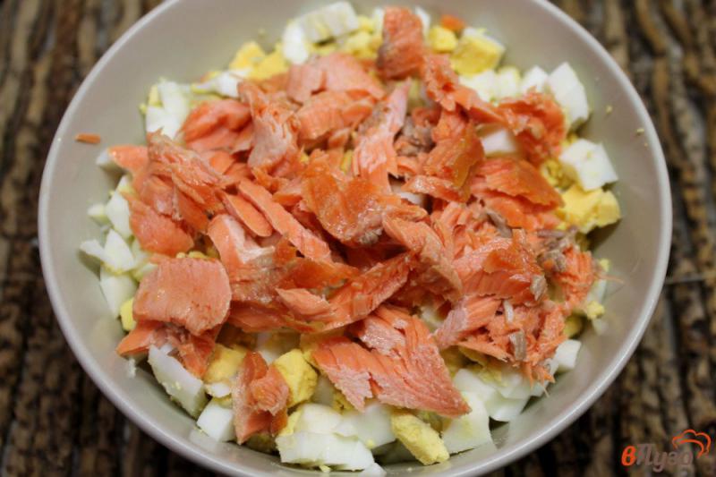 Фото приготовление рецепта: Салат из печеной форели с картофелем и яйцом шаг №4