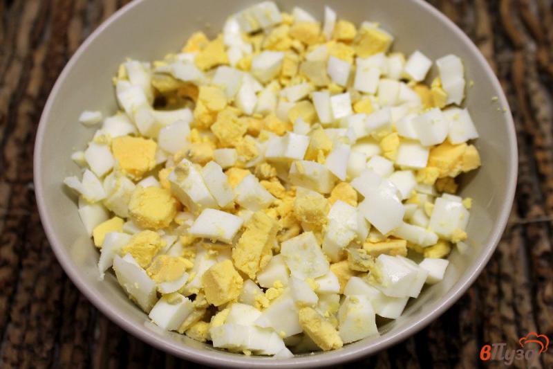 Фото приготовление рецепта: Салат из печеной форели с картофелем и яйцом шаг №3