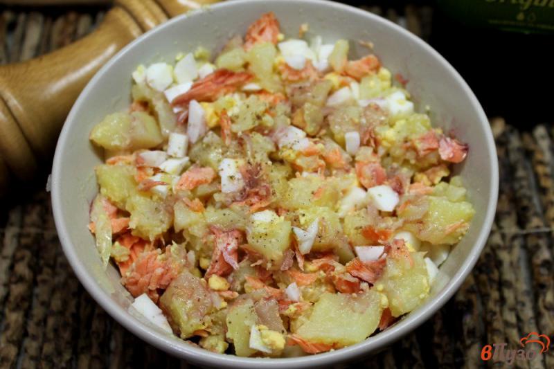 Фото приготовление рецепта: Салат из печеной форели с картофелем и яйцом шаг №6