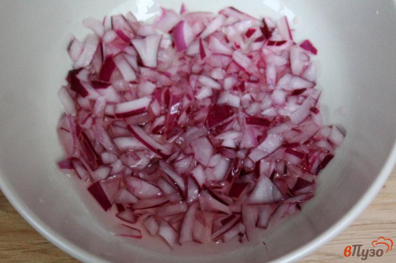 Фото приготовление рецепта: Салат с селедкой маринованным луком и картофелем шаг №1