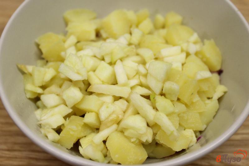Фото приготовление рецепта: Салат с селедкой маринованным луком и картофелем шаг №5