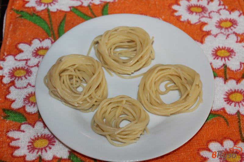 Фото приготовление рецепта: Макаронные гнезда с мясом и грибами в томатном соусе шаг №2