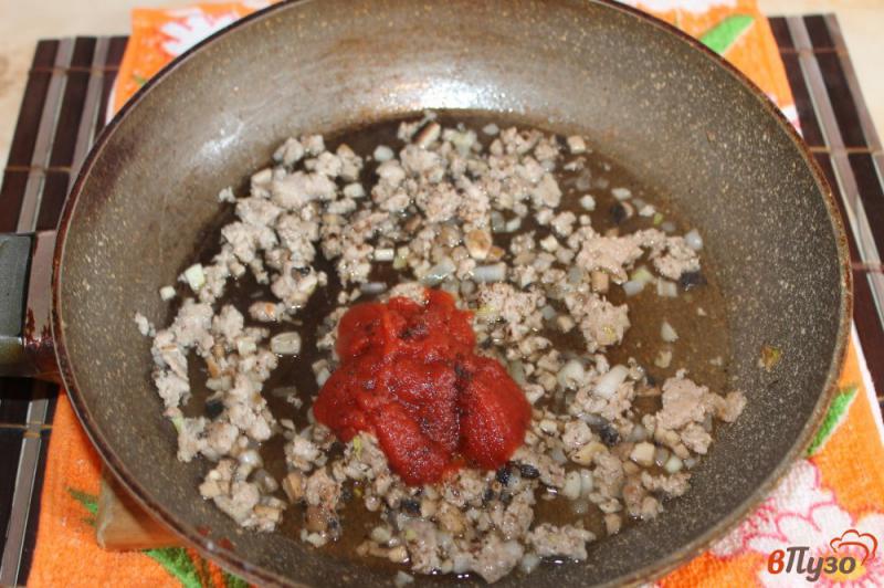 Фото приготовление рецепта: Макаронные гнезда с мясом и грибами в томатном соусе шаг №6
