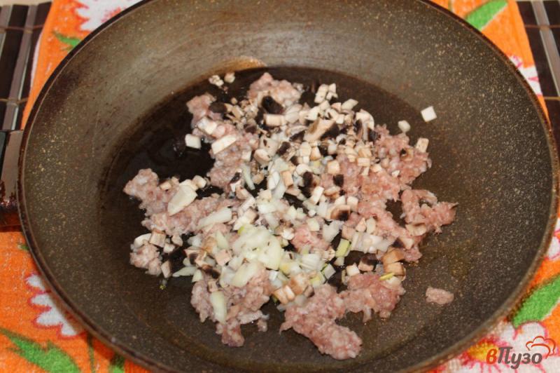 Фото приготовление рецепта: Макаронные гнезда с мясом и грибами в томатном соусе шаг №5