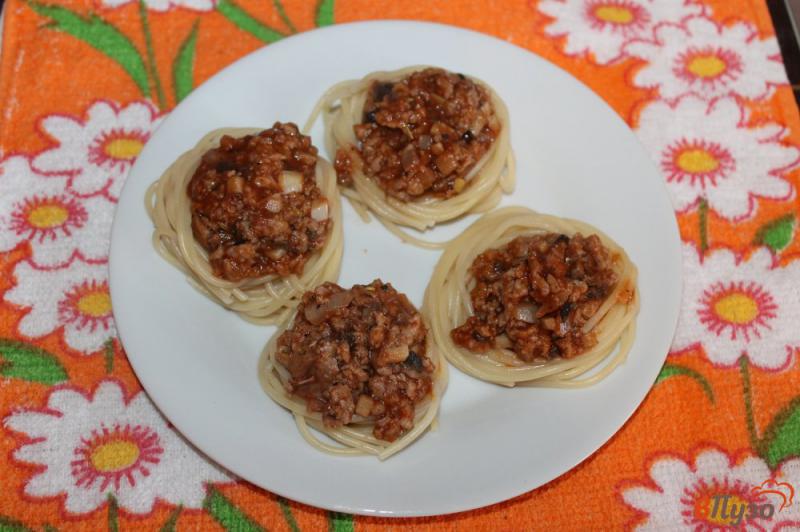 Фото приготовление рецепта: Макаронные гнезда с мясом и грибами в томатном соусе шаг №7