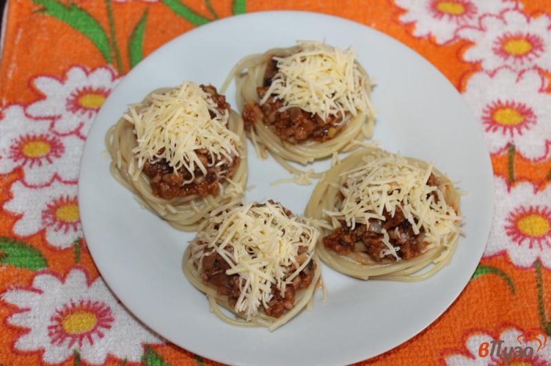 Фото приготовление рецепта: Макаронные гнезда с мясом и грибами в томатном соусе шаг №8
