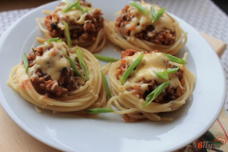 Фото приготовление рецепта: Макаронные гнезда с мясом и грибами в томатном соусе шаг №9