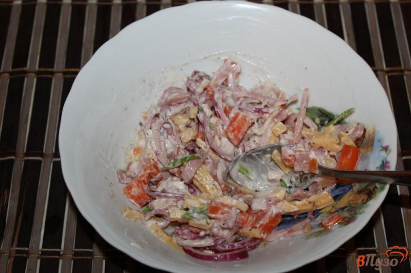 Фото приготовление рецепта: Салат с беконом, ветчиной и отварной морковью шаг №5