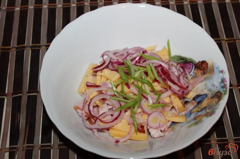 Фото приготовление рецепта: Салат с беконом, ветчиной и отварной морковью шаг №4