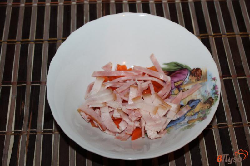Фото приготовление рецепта: Салат с беконом, ветчиной и отварной морковью шаг №2