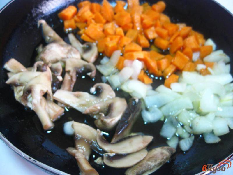 Фото приготовление рецепта: Рис Басмати с грибами и курицей шаг №4