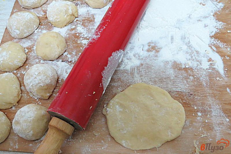 Фото приготовление рецепта: Пирожки с капустой, яйцом и укропом шаг №10