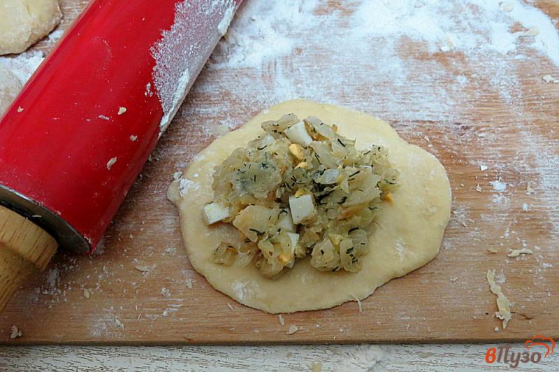 Фото приготовление рецепта: Пирожки с капустой, яйцом и укропом шаг №11