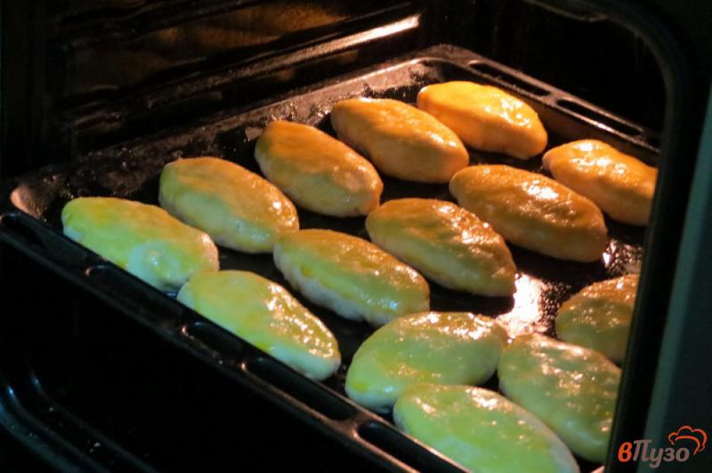 Фото приготовление рецепта: Пирожки с капустой, яйцом и укропом шаг №12