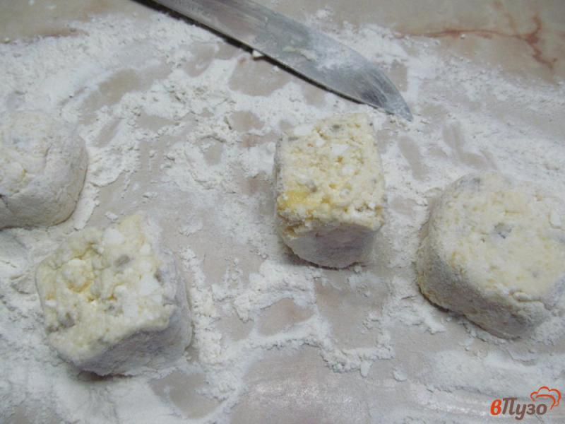 Фото приготовление рецепта: Творожные сырники с семечками под клюквенным соусом шаг №4