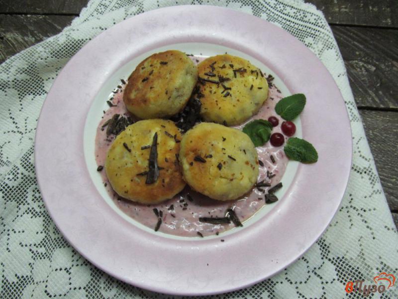 Фото приготовление рецепта: Творожные сырники с семечками под клюквенным соусом шаг №6