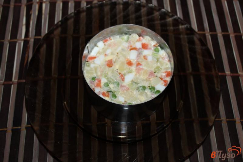 Фото приготовление рецепта: Салат «Оливье» с соленой семгой шаг №6
