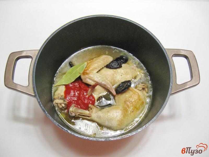 Фото приготовление рецепта: Курица в соусе с черносливом шаг №4