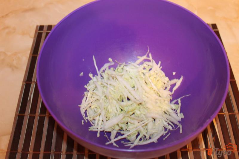 Фото приготовление рецепта: Салат из пекинской капусты с крабовыми палочками, соленым огурцом и сухариками шаг №1