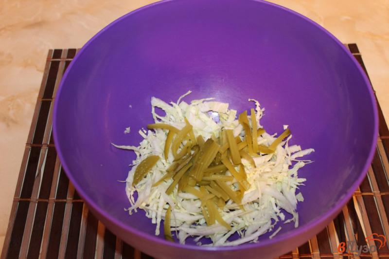 Фото приготовление рецепта: Салат из пекинской капусты с крабовыми палочками, соленым огурцом и сухариками шаг №2