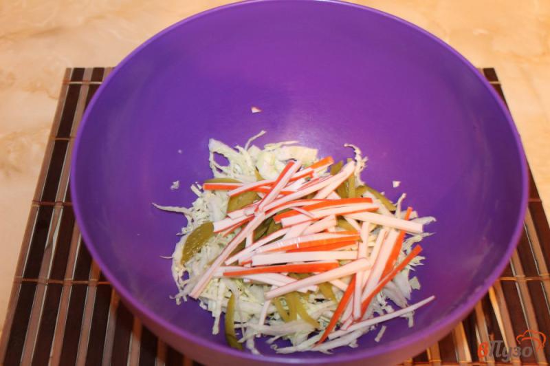 Фото приготовление рецепта: Салат из пекинской капусты с крабовыми палочками, соленым огурцом и сухариками шаг №3