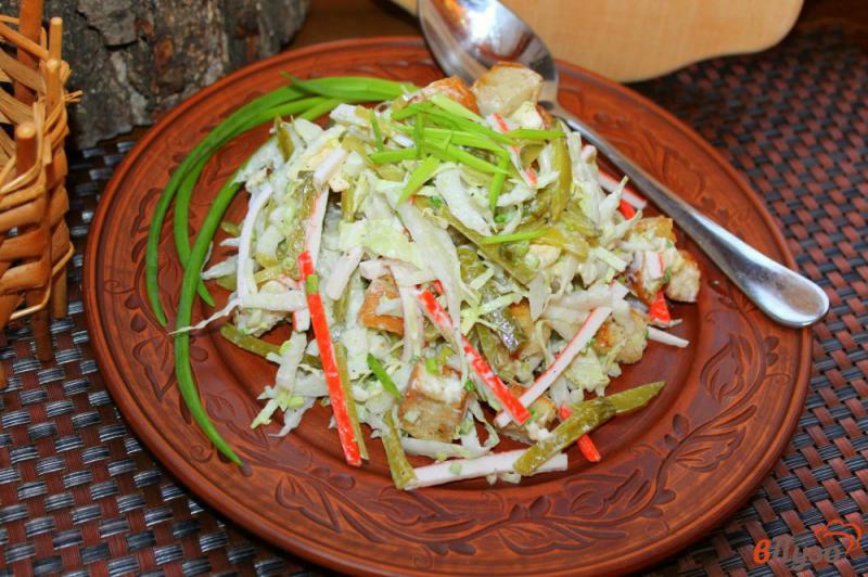 Фото приготовление рецепта: Салат из пекинской капусты с крабовыми палочками, соленым огурцом и сухариками шаг №6