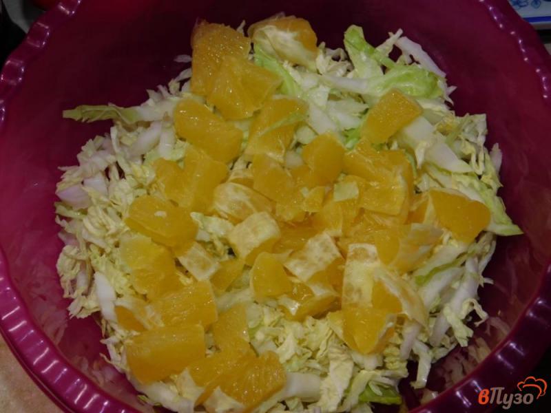 Фото приготовление рецепта: Салат из пекинской капусты с апельсинами шаг №2